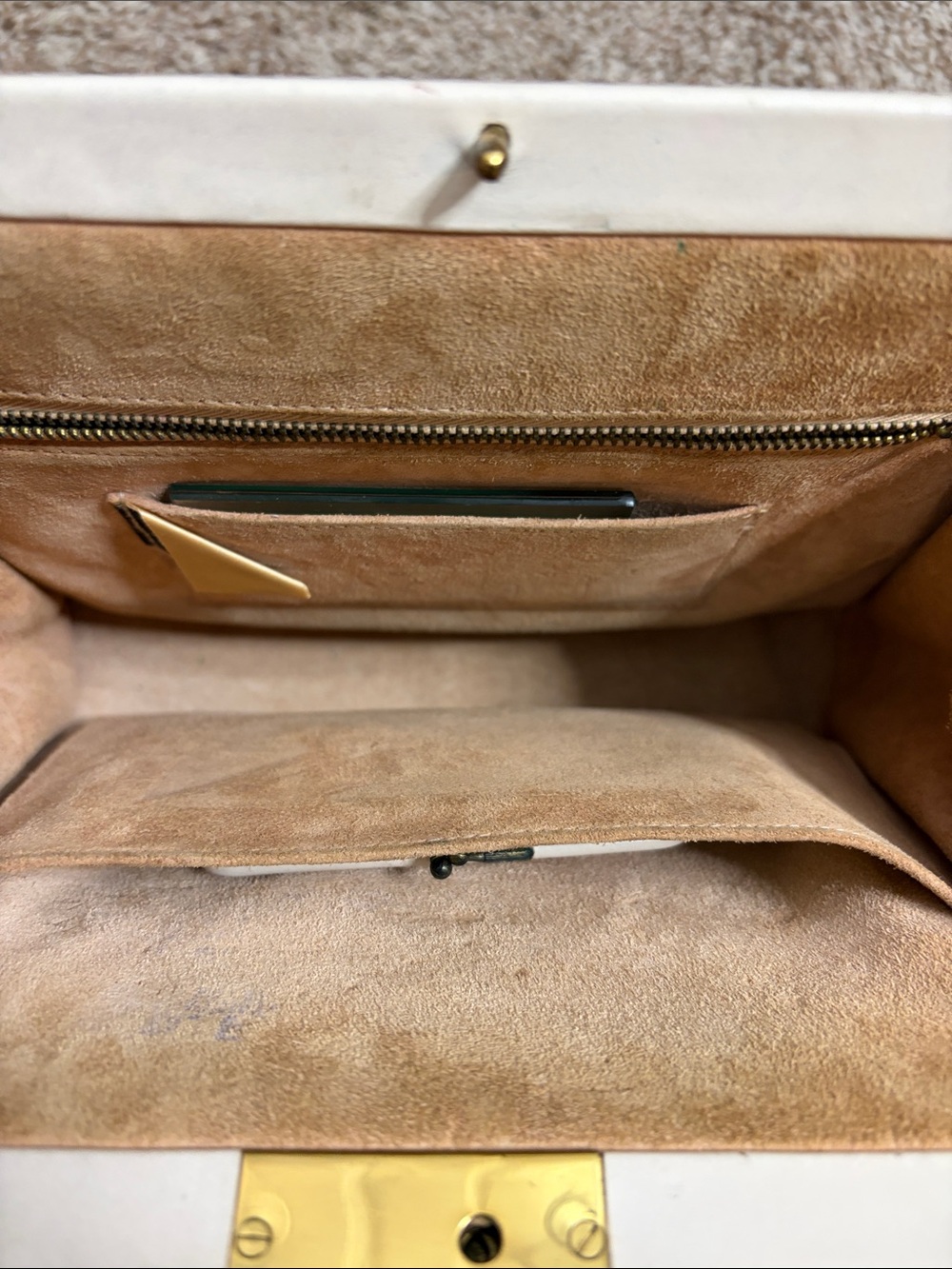 Fassbender Vintage Elegant Cream Top-Handle Handbag with Gold Hardware - Picture 9 of 17